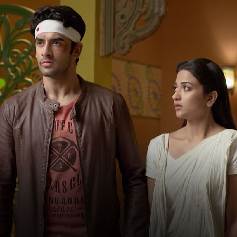 Sagar saves Ganga from Yash and his friends, and apologizes to her for