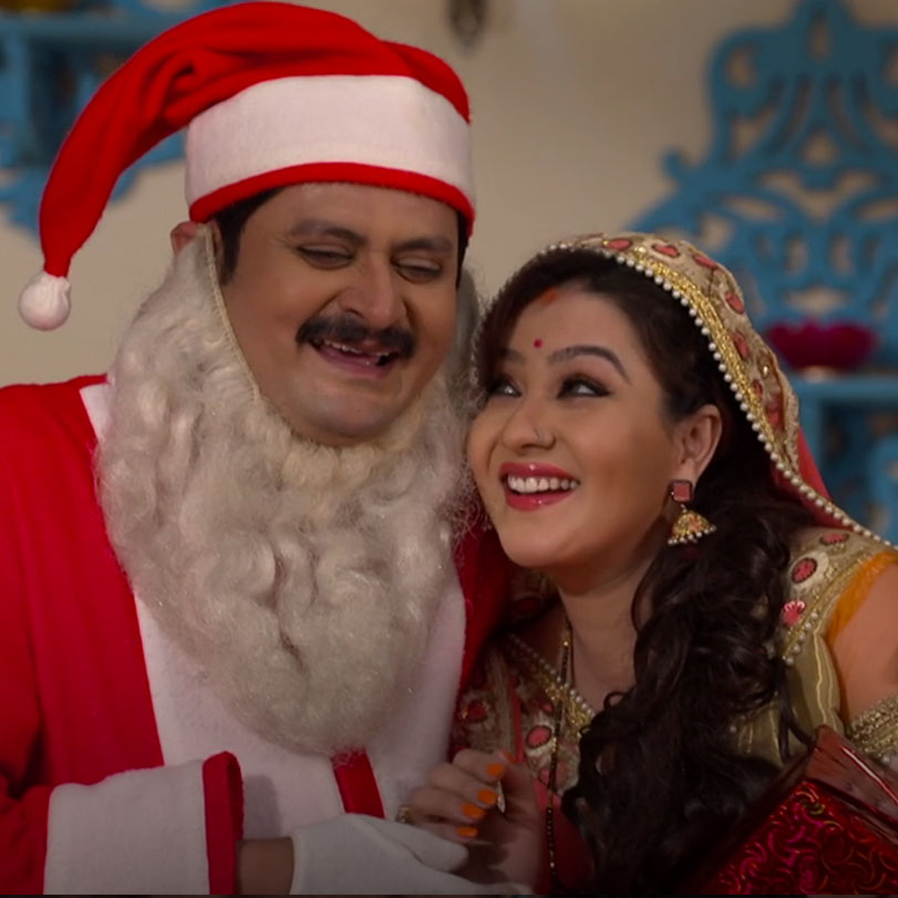 Tewari and Fibo dressed like Santa Claus to give gifts to their loved 