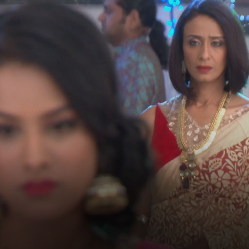 Didi gets jealous when seeing Roshny too attached to her In-Laws.