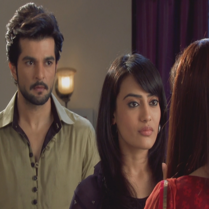 Zoya finds a picture of her with Sidqi. And, Sameera's eyes will not d