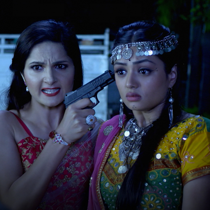 Mehak puts her life in danger in order to help Shaurya. Sharma’s famil
