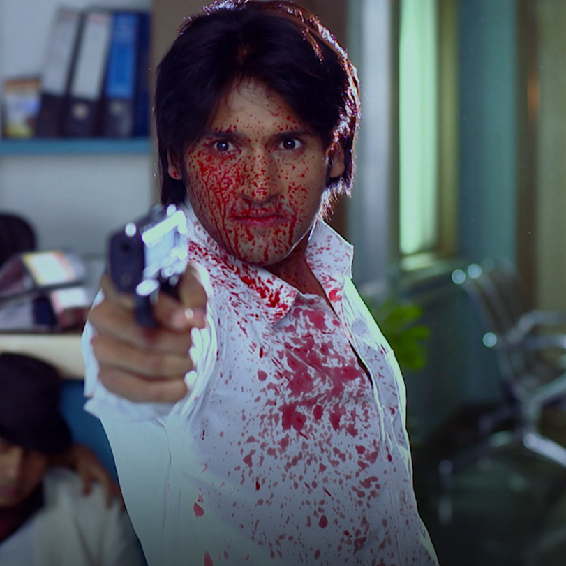 راجا يتورط مع الشرطة بعد انضمامه إلى عصابة. وراني بين الحياة والموت بع