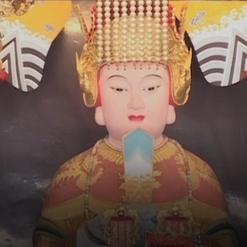 Frida is on a visit to the most remarkable temples in China, to learn 