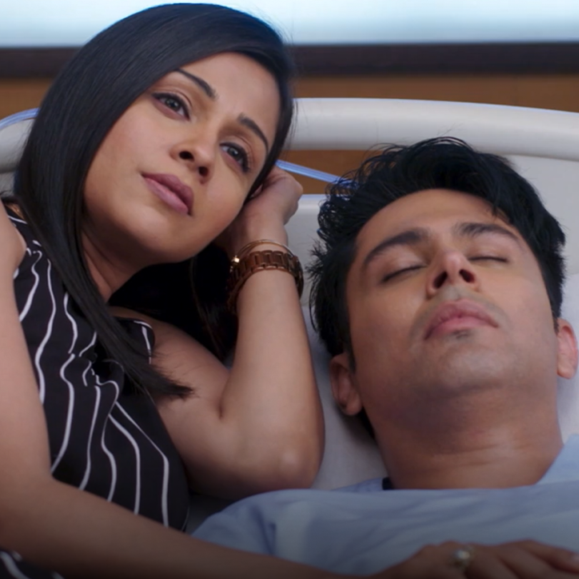 Arjun is hospitalized and loses his memory, so Nisha uses this to her 