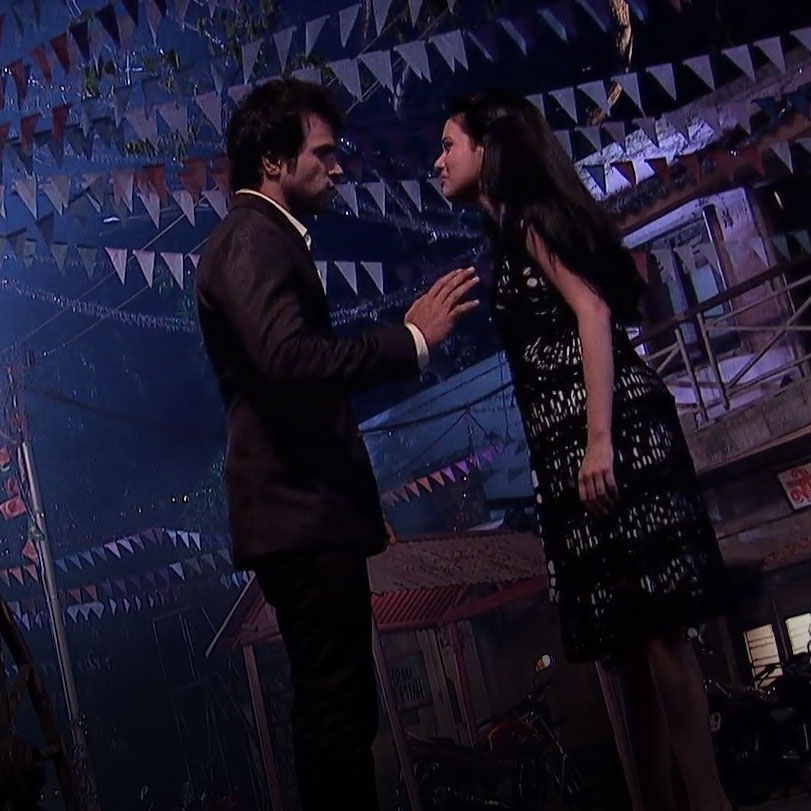 Ovi arrives at Dr. Onir house where Arjun and Purvi see each other for