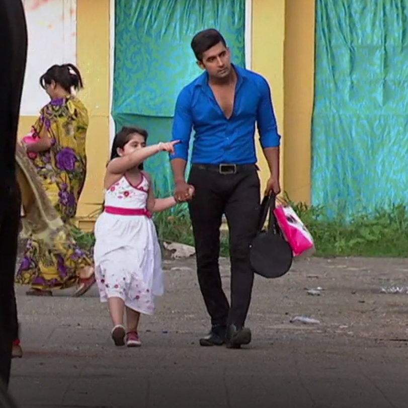 Siddharth decides to help Aysha to find her family after saving her fr