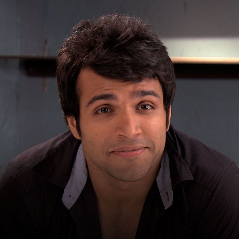 Purvi finds out that Arjun has left behind everything from his old lif