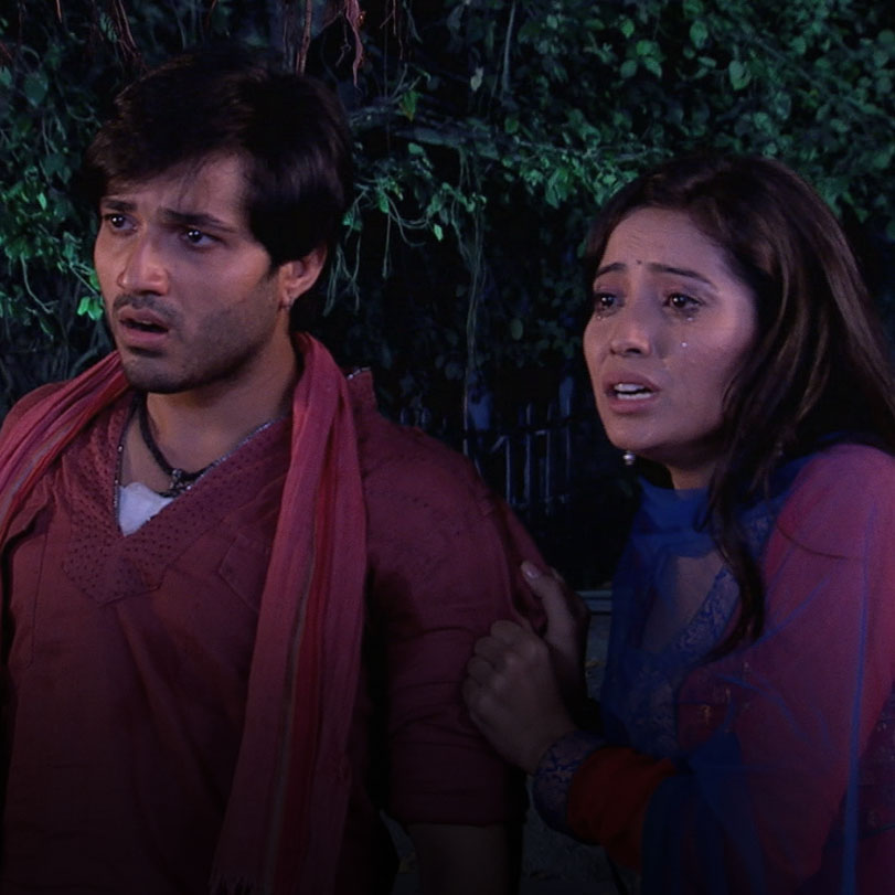 After leaving from the wedding, a few goons start following Purvi. She