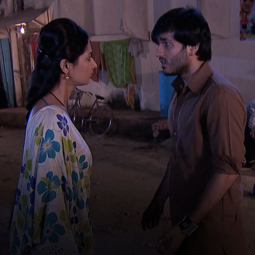 Purvi goes in search of Soham and on finding him she overhears him con