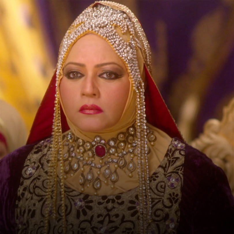 Shamshad puts Razia in jail, but she is able to escape.