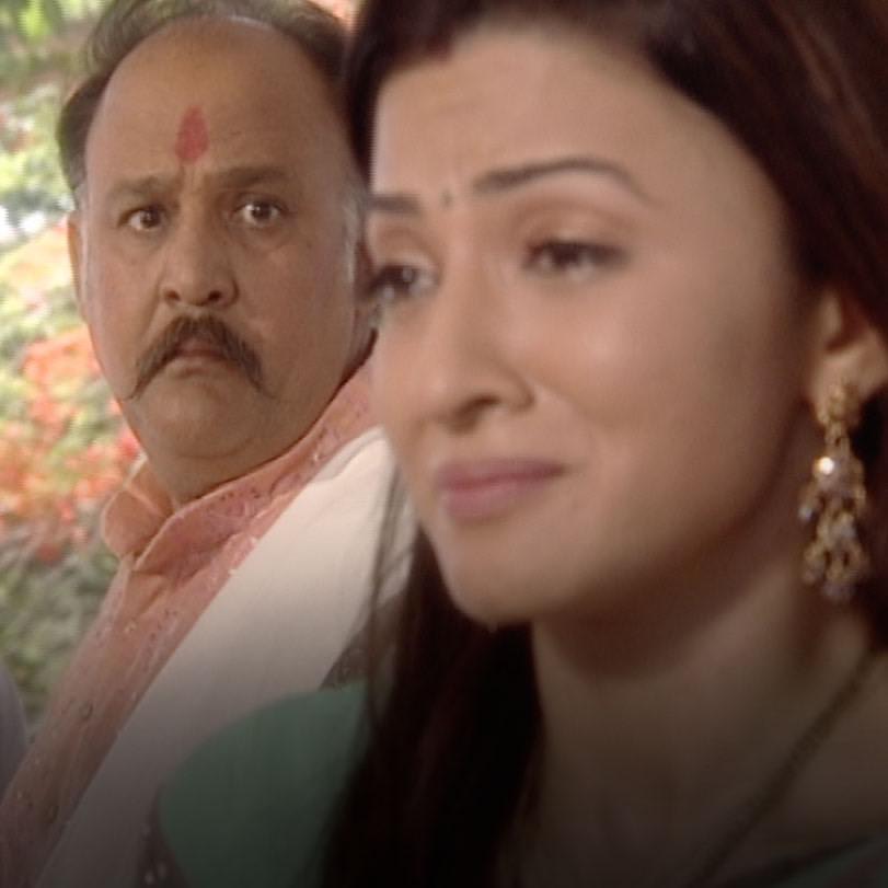 Jagmohan pushes Abha to tell her mother that she hates the master and 