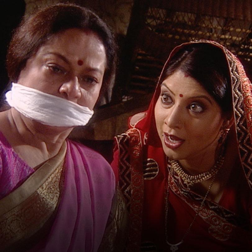Abha wants Siddharth to pretend to be Karan. Yashudra hides Pratipa in
