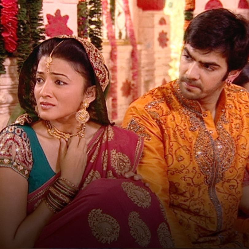 Arundhati and Karan arrive to Ujjain while Abha and Ranchod go to the 