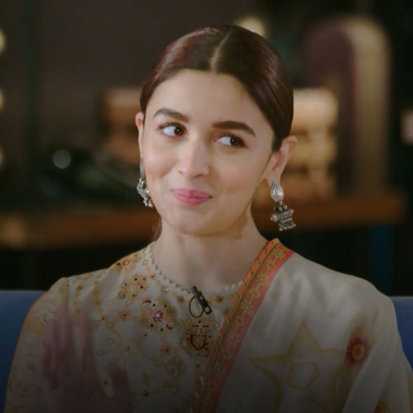 Watch Alia Bhatt and her mother in a Fun and Spontaneous conversation 