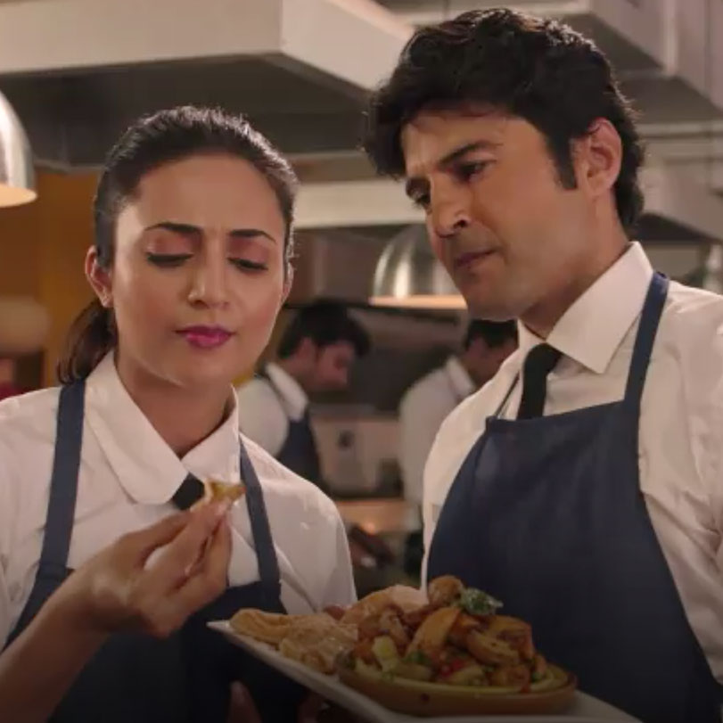 Aspiring chefs Vikram and Nitya fall in love and get married. However,