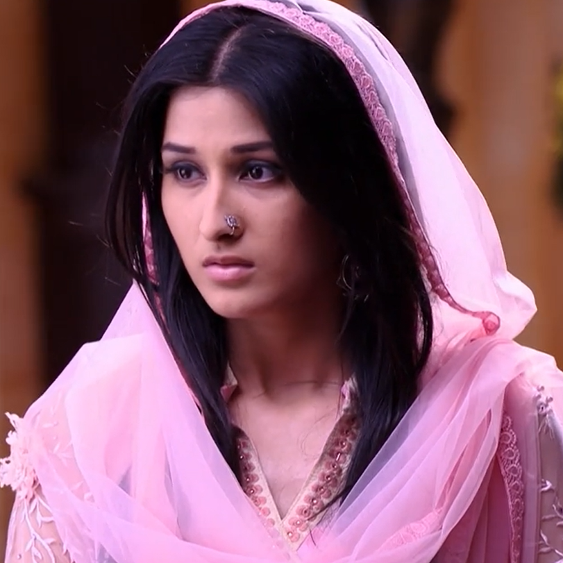 Pooja returns home as she has agreed with Harish to prove that it was 