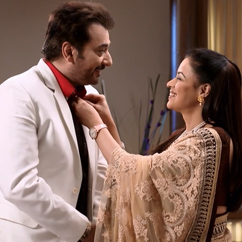 Rahul tries to get close to Puja by offering her gifts, and Nirma crea