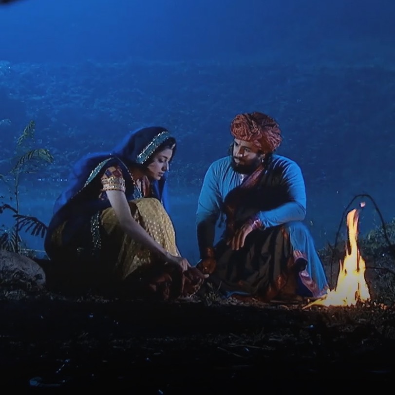 Jalal Al Deen decides to take Jodha on a journey with him to Haj, but 