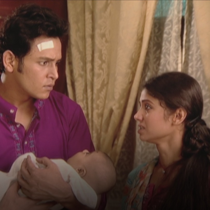 Will Laali reach out for her toddler before the snake poisons him?