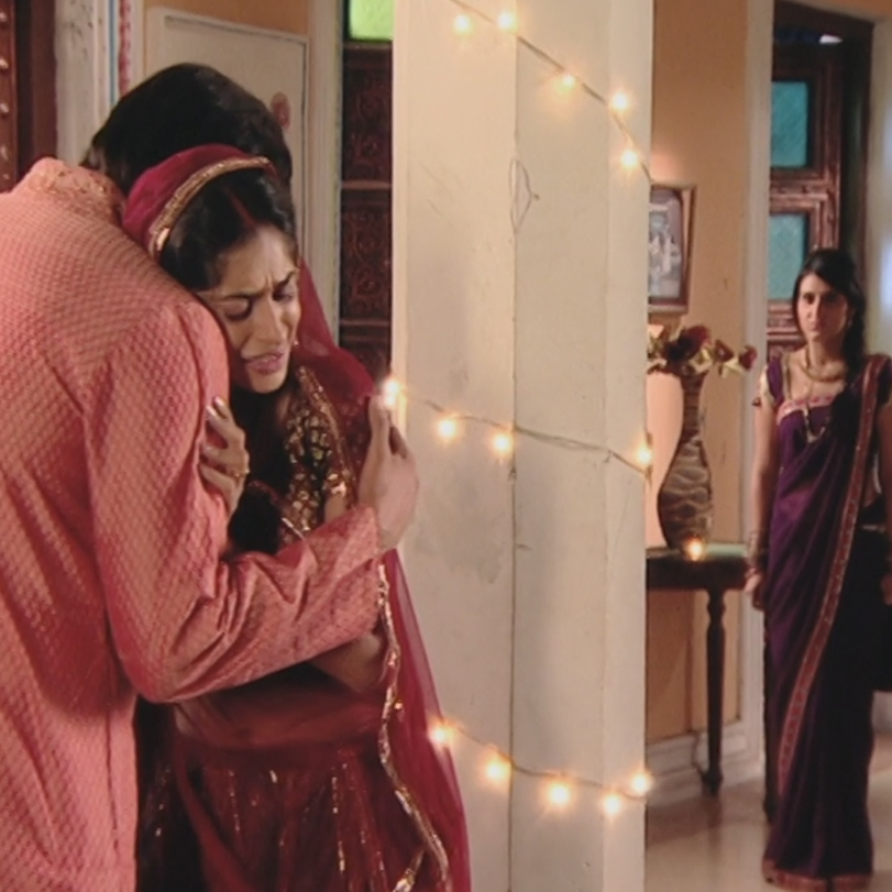 The jealousy eats Suman when she sees Reeka in Madar’s arms. But, how 