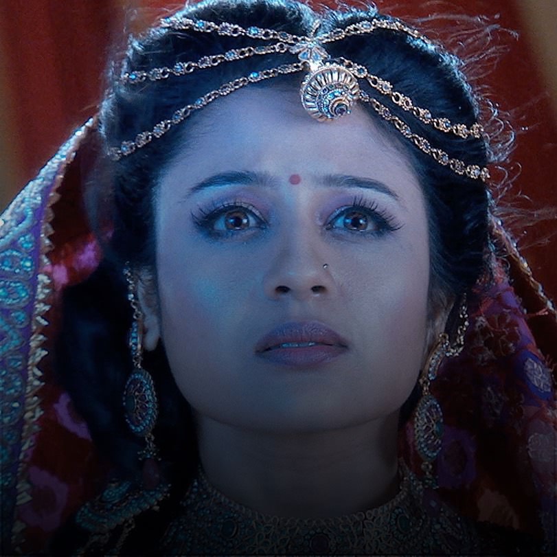 Jodha spends her last moments with her family before moving to Ameer.