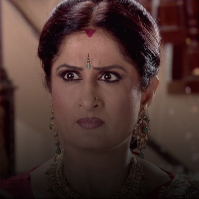 The Minister’s daughter, Nila, confides in Yash and asks him for help.