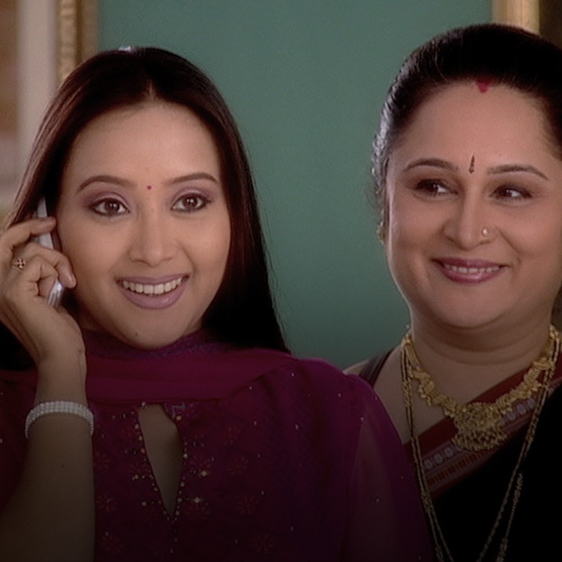 Tushar’s mother tries to befriend Kareena.