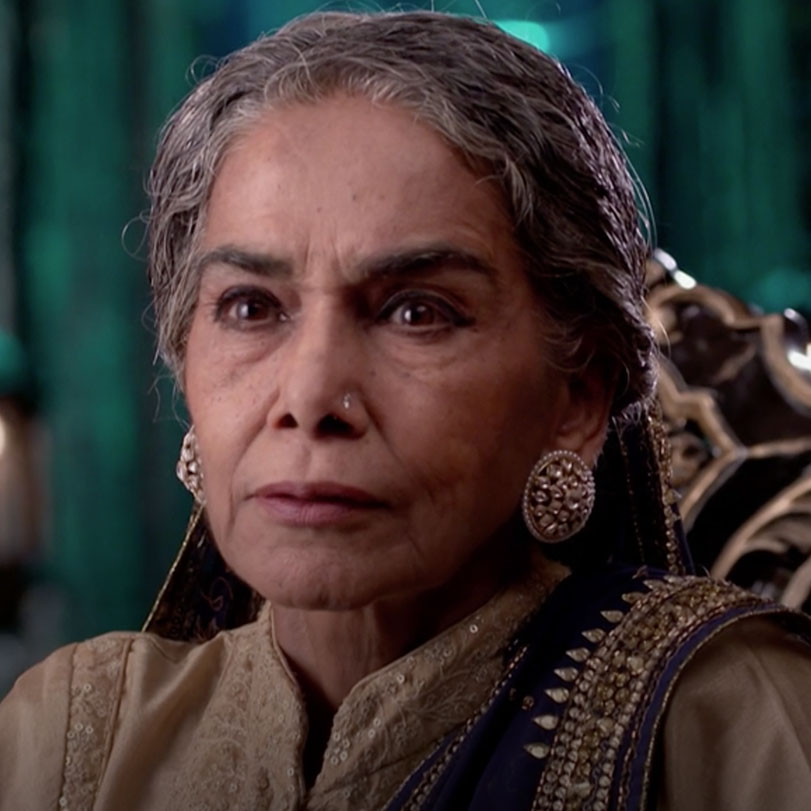 The queen Badi visits Gayatri in her house. Will she tell everyone abo