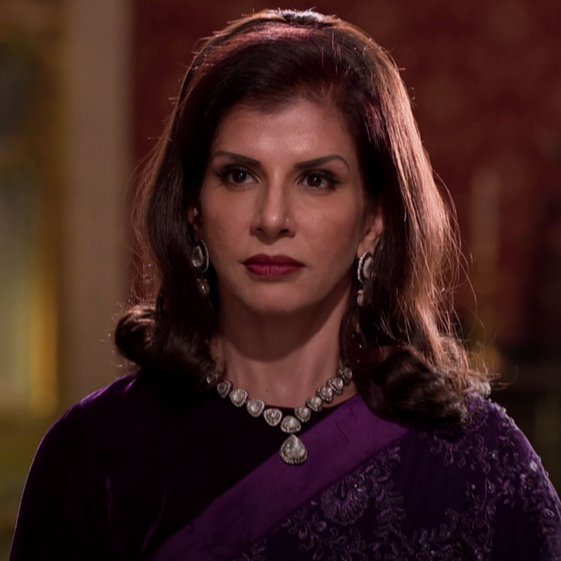 Gayatri goes back to the palace and everyone is treading her in a bad 