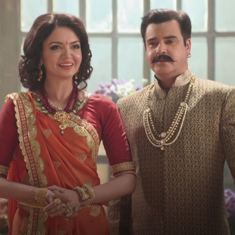 El Nemr decides go work in the palace again to help Gayatri to know wh
