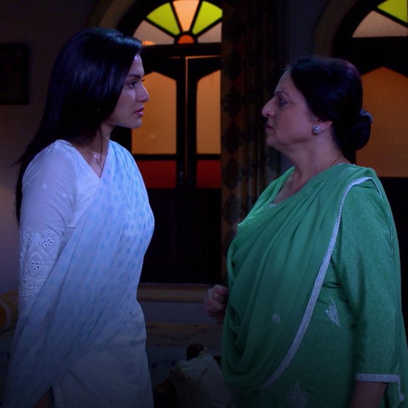 Beeji catches Jassi and Varinder red-handed. She confronts Jassi regar