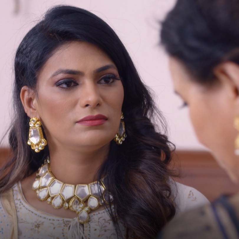 Megha informs Britvi that someone stole Akshay’s phone