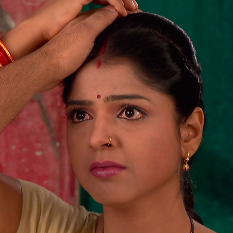 A secret revealed by Raju to Shifani. Bella tries to stand beside Shev