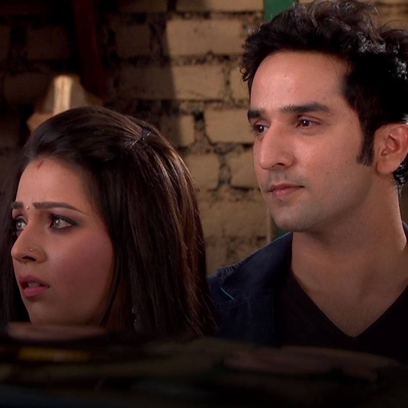 كاران يعاقب راجو على عدم اهتمامه بشيفاني أمامها
