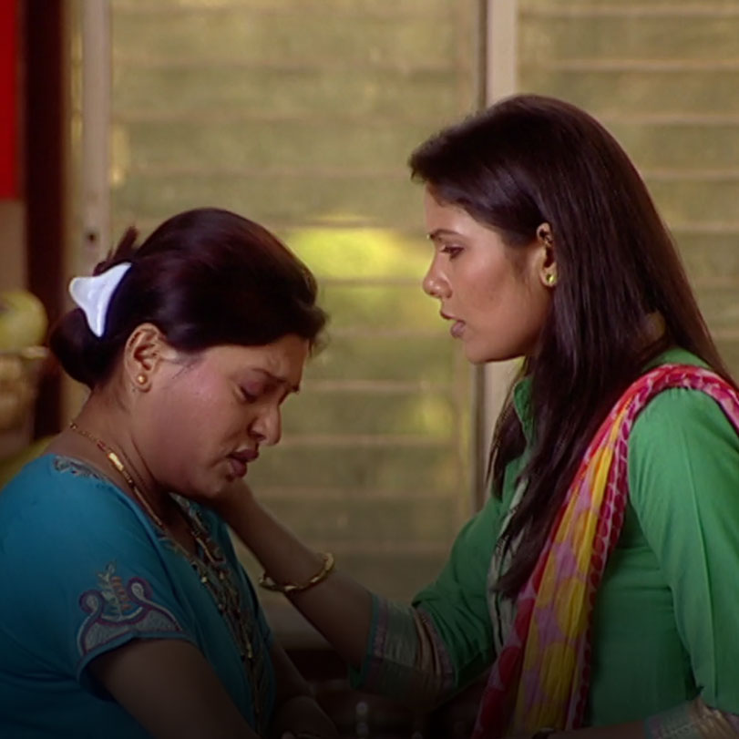 Aditi decides to give a helping hand to wahini by cooking and doing th