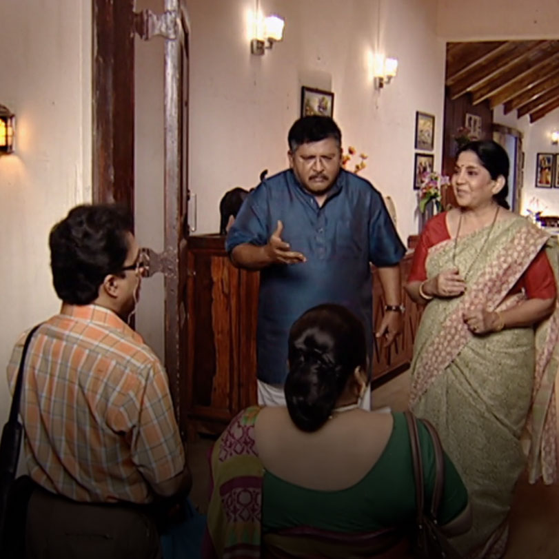 Nandini and Arvind decide to go to Aditi’s house to drop a few things.