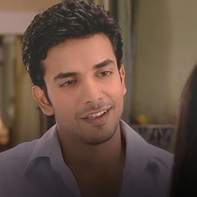 Vicky chases Neetu with no fear, and introduces himself to her family.